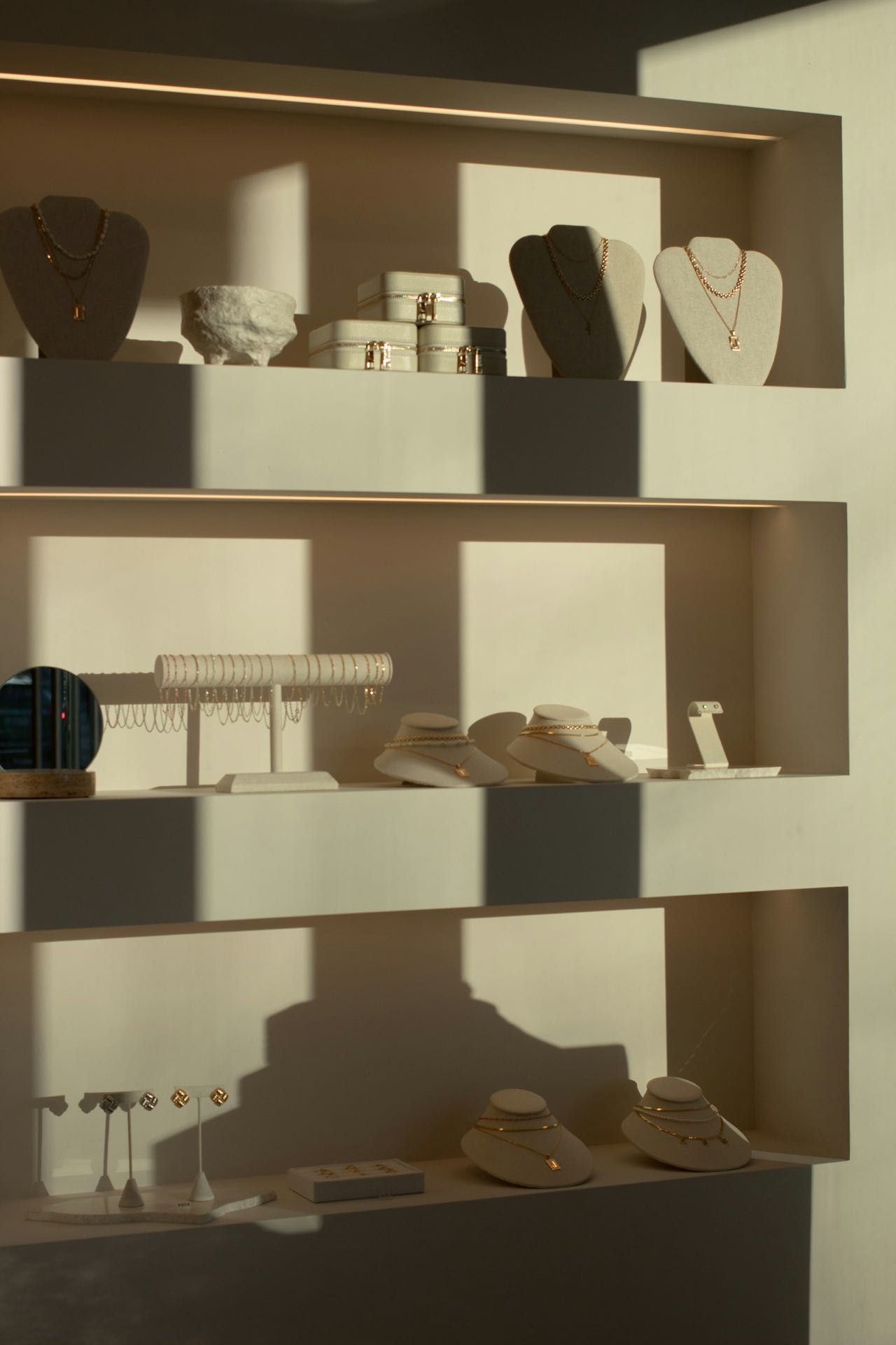 Étagères de la boutique, colliers et bracelets en or exposés