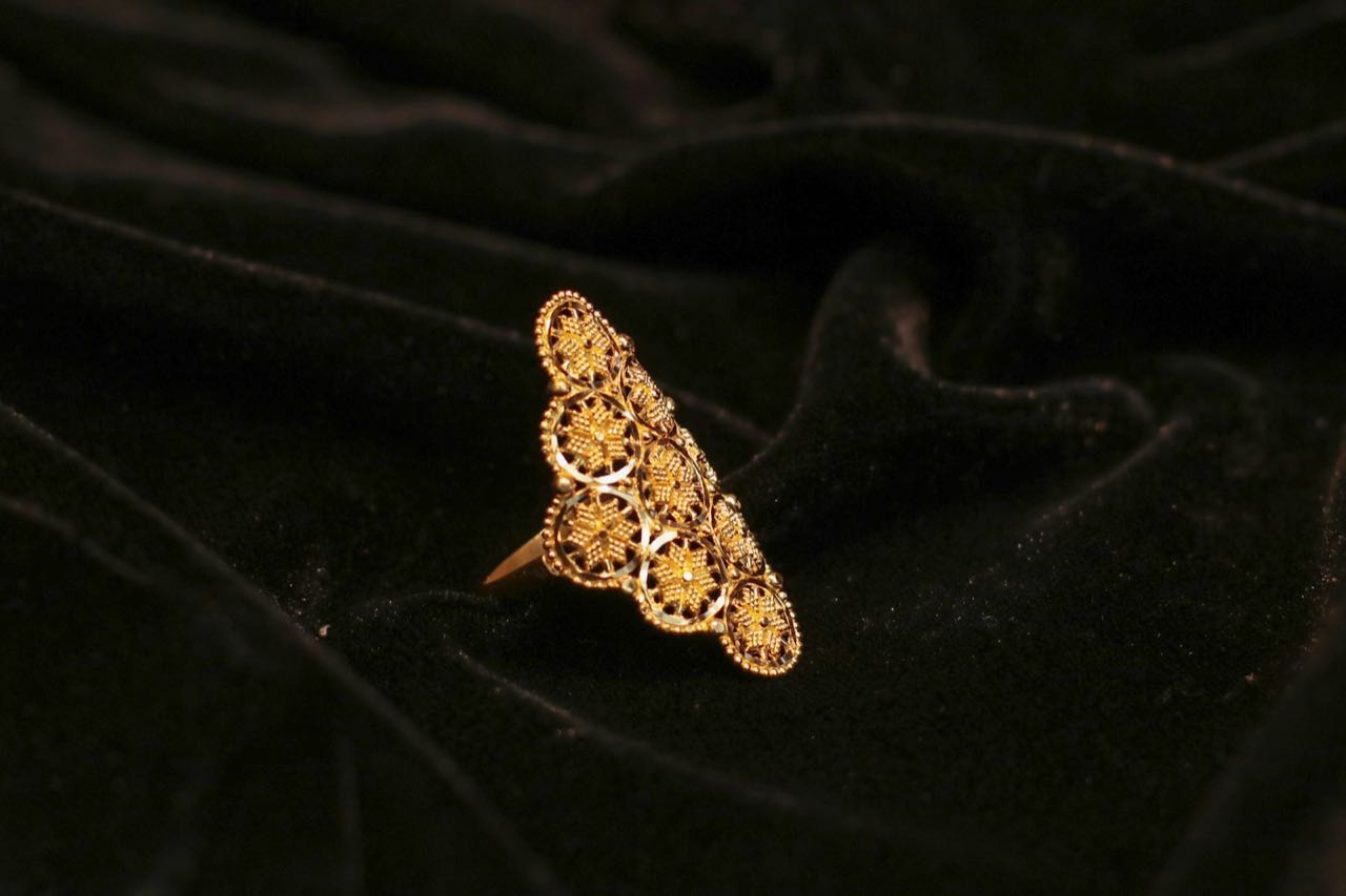 Bague en or ciselée en filigrane, sur velours noir