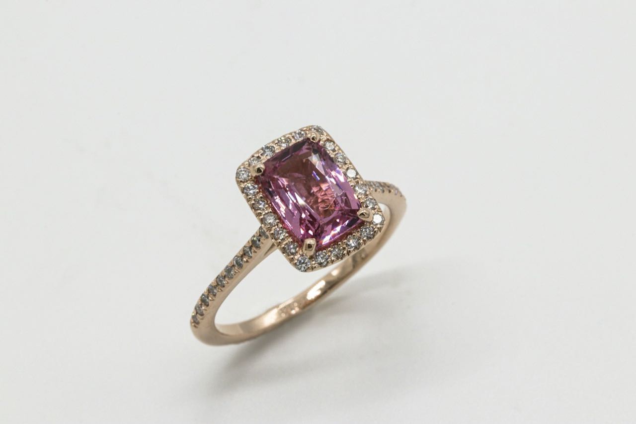 Bague en or sertie d'une pierre violette