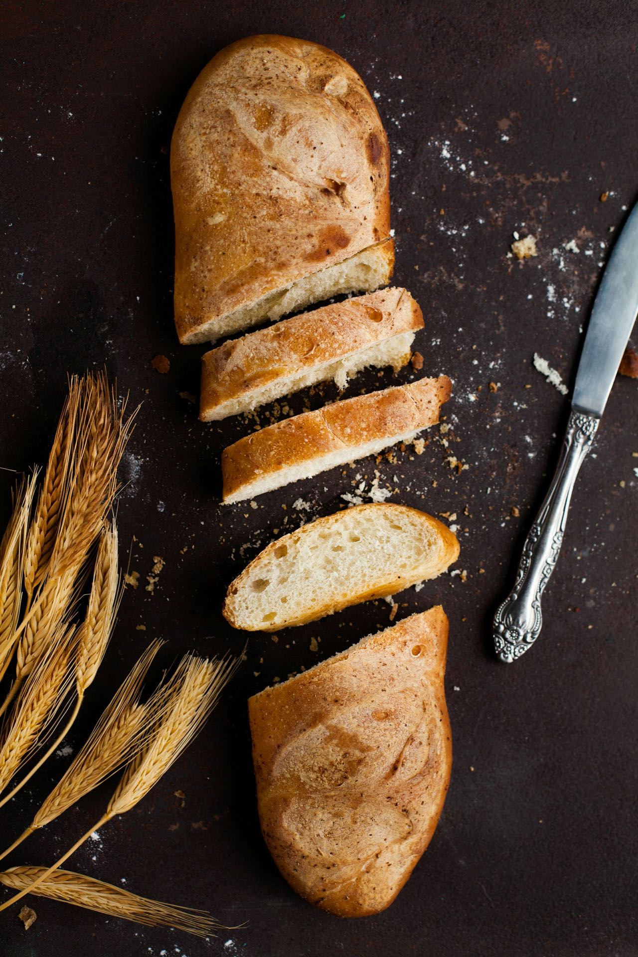 Baguette tranchée sur une planche, couteau à pain