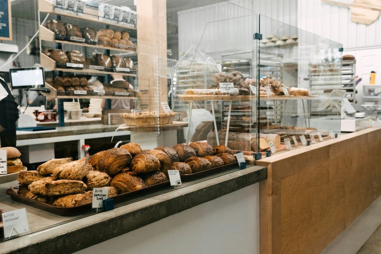 Le comptoir de la boulangerie, viennoiseries et pains en vitrine